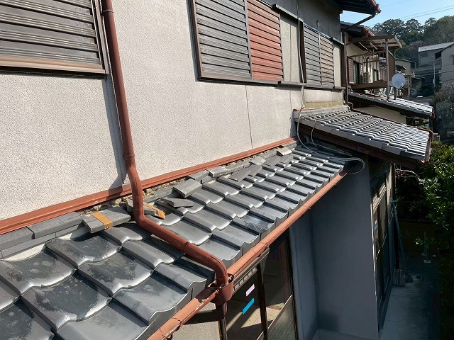 老朽化が進む下屋根